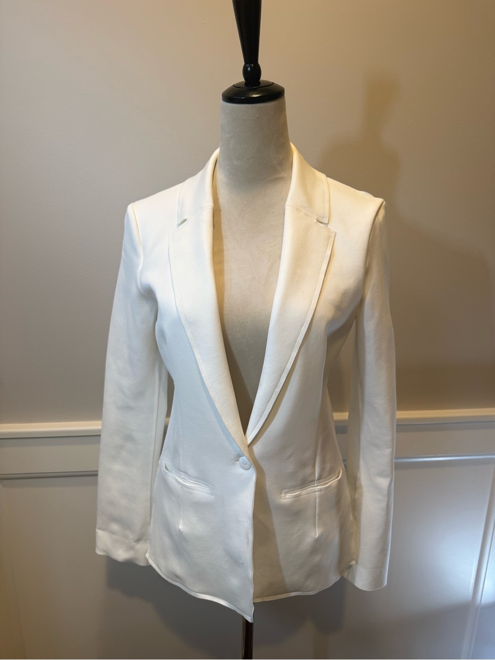 Commando Women's White Single-Button Blazer